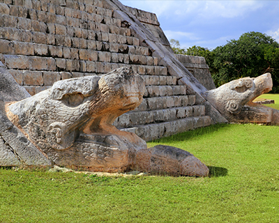 feathered serpent sculptures el castillo chichen itza